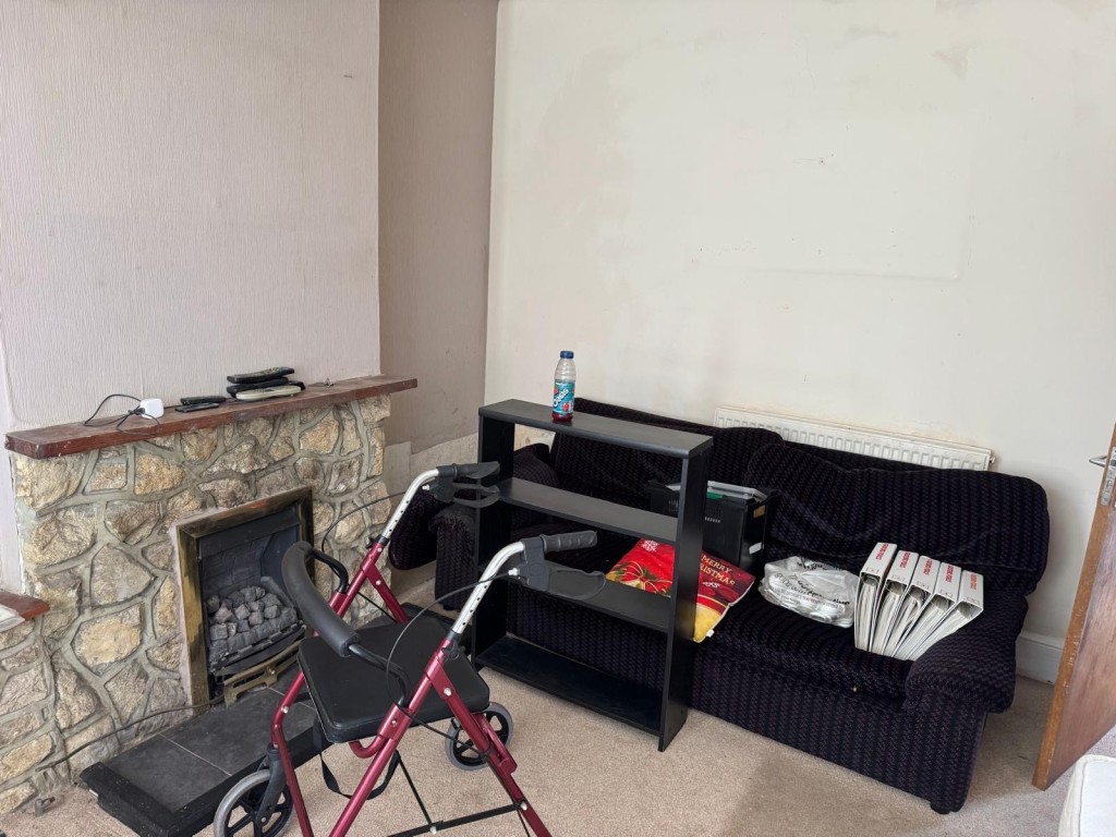 Lot: 141 - SEMI-DETACHED HOUSE FOR IMPROVEMENT - Alternate angle of the living room